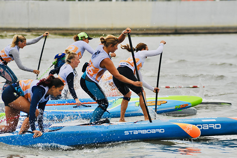 Female SUP paddlers racing